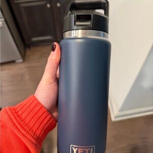 YETI Navy Insulated Bottle 26 oz